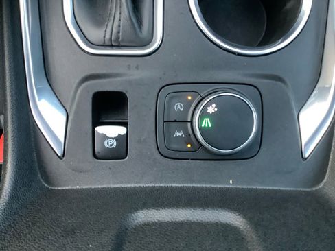 Used 2022 Chevrolet Traverse Premier FWD image 24