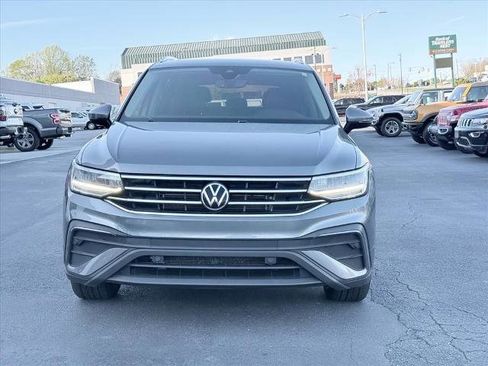 Used 2023 Volkswagen Tiguan SE w/ Panoramic Sunroof Package FWD image 9