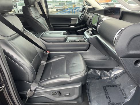 Used 2025 Ford Expedition Platinum AWD/4WD image 17
