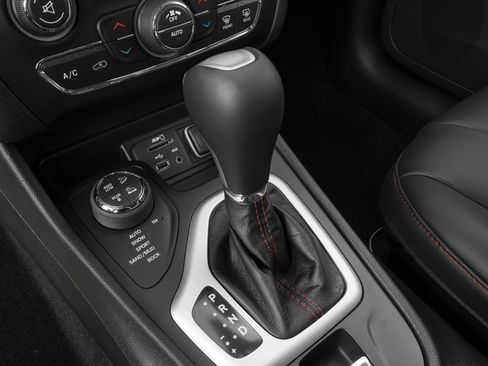Used 2016 Jeep Cherokee Trailhawk w/ Comfort/Convenience Group AWD/4WD image 13