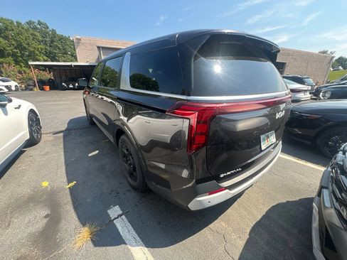 Used 2025 Kia Carnival FWD image 5