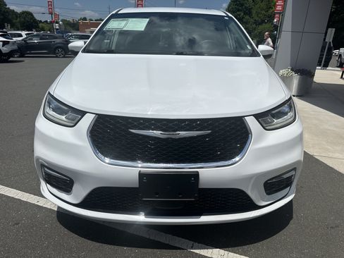 Used 2023 Chrysler Pacifica Touring-L FWD image 3