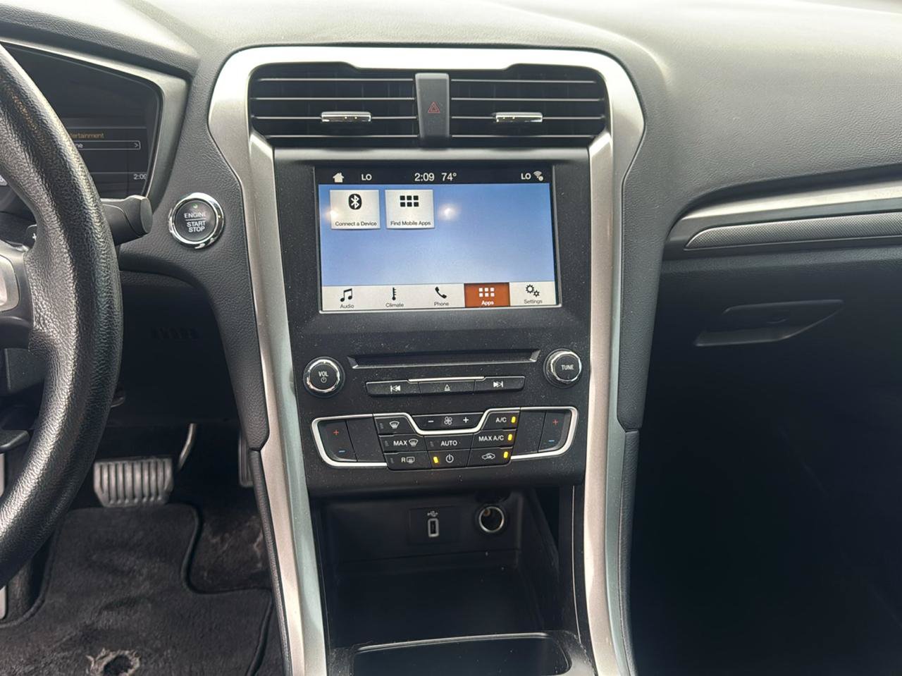Used 2018 Ford Fusion SE w/ Fusion SE Technology Package FWD image 10