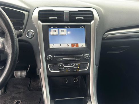 Used 2018 Ford Fusion SE w/ Fusion SE Technology Package FWD image 10