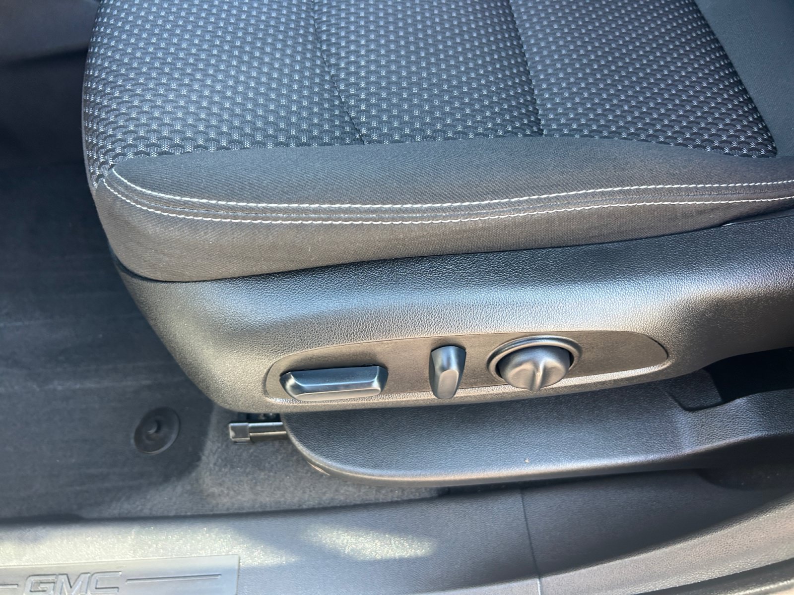 Used 2023 GMC Terrain SLE w/ Driver Convenience Package FWD image 14