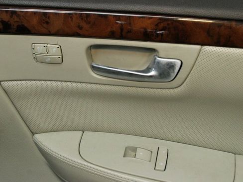 Used 2010 Cadillac DTS Premium image 9