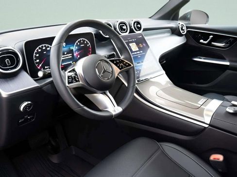 Used 2024 Mercedes-Benz GLC 300 4MATIC image 29
