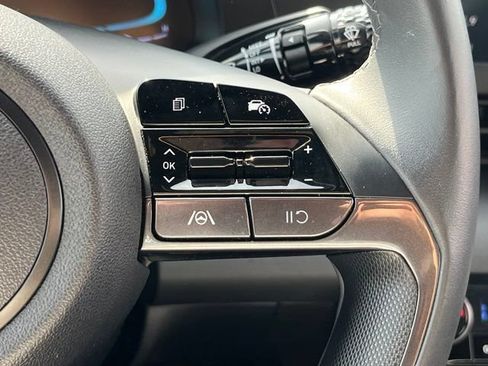 Used 2025 Hyundai Elantra Sport FWD image 17