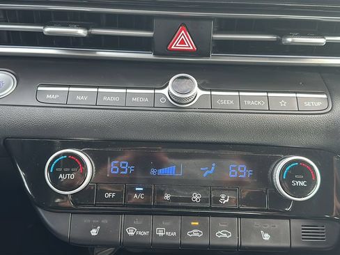 Used 2025 Hyundai Elantra Limited FWD image 26