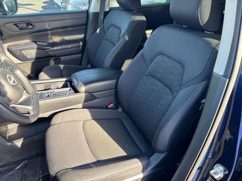 Used 2025 Nissan Pathfinder SV image 39