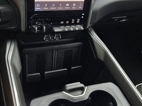 New 2026 RAM 2500 Laramie AWD/4WD image 18