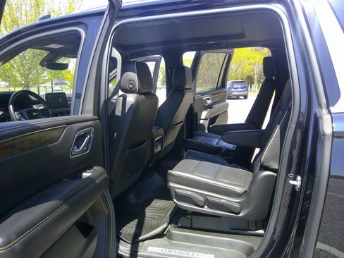 Used 2021 Chevrolet Suburban Premier w/ Premium Package AWD/4WD image 35