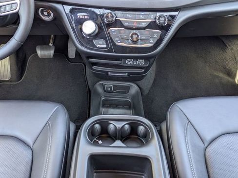 Used 2025 Chrysler Pacifica Select image 21