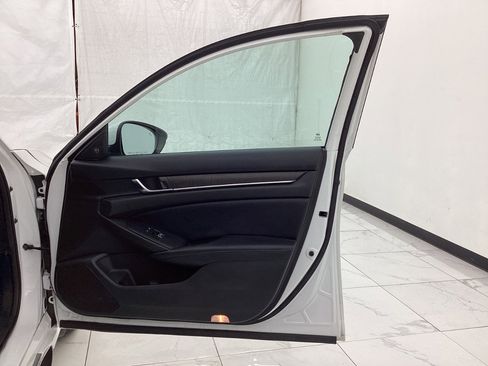 Used 2018 Honda Accord Touring image 19