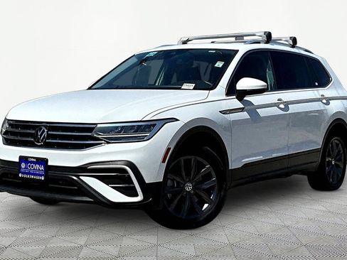 Used 2022 Volkswagen Tiguan SE w/ Panoramic Sunroof Package FWD image 3