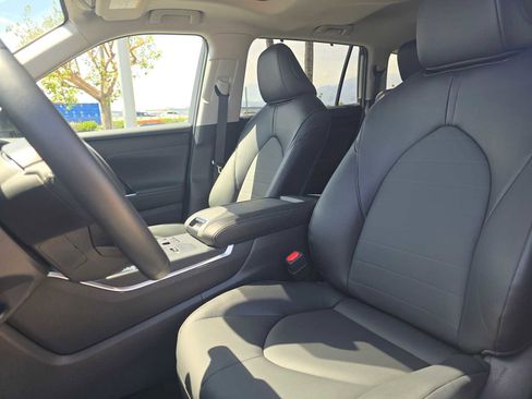 Certified 2025 Toyota Highlander XLE FWD image 23