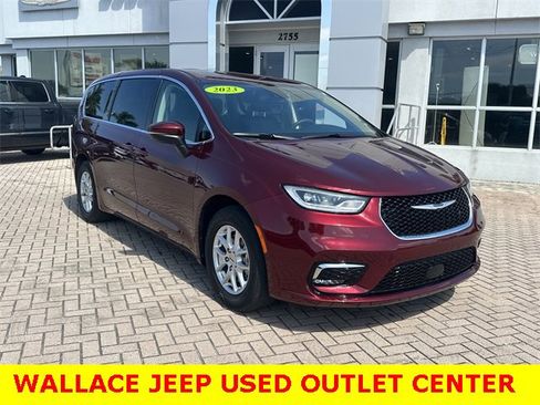 Certified 2023 Chrysler Pacifica Touring-L image 4