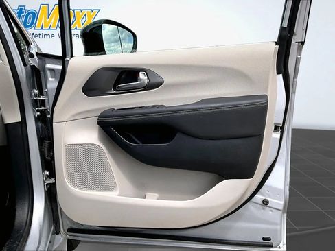 Used 2024 Chrysler Pacifica Touring-L FWD image 25