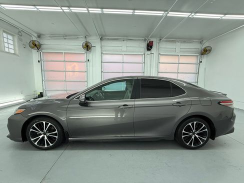 Used 2018 Toyota Camry SE w/ Accessory Appearance Package image 2
