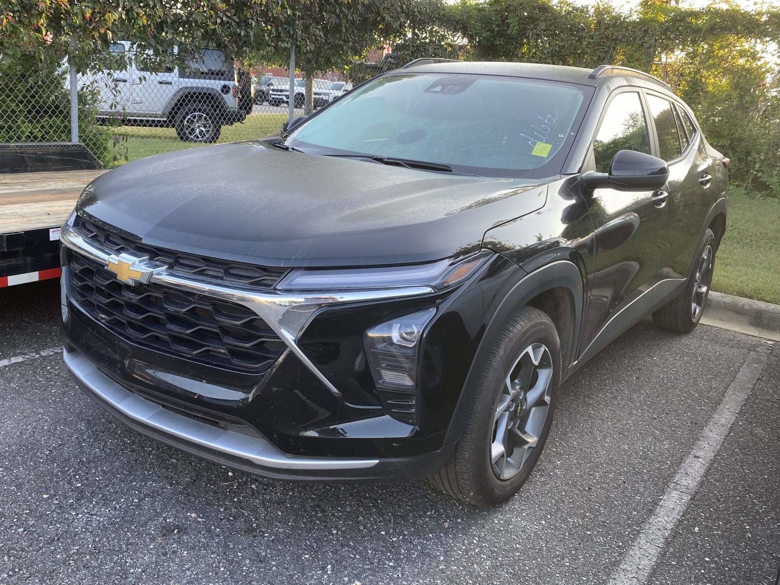 Used 2025 Chevrolet Trax LT FWD image 3