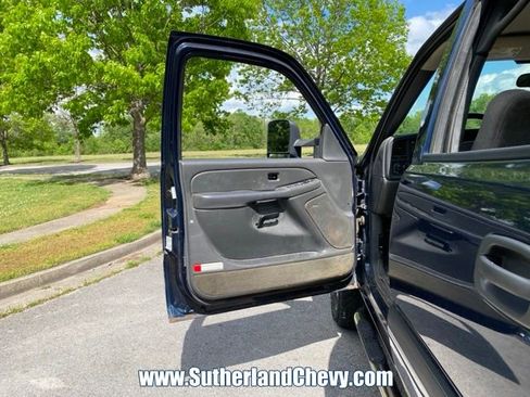 Used 2005 Chevrolet Silverado 2500 LS w/ Skid Plate Package AWD/4WD image 17