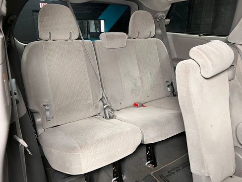 Used 2019 Toyota Sienna LE FWD image 27