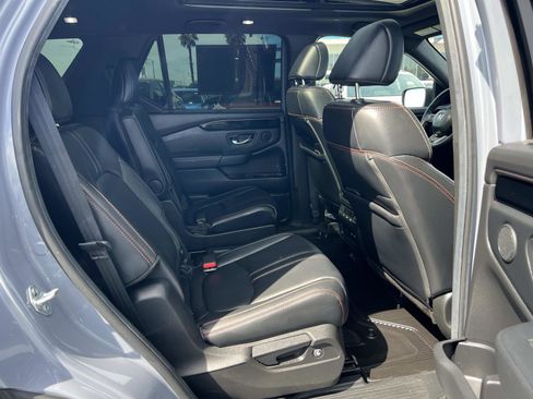 Used 2025 Honda Pilot TrailSport image 35