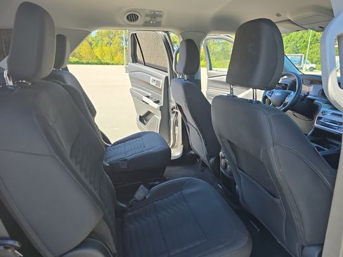 Used 2021 Ford Explorer XLT image 11
