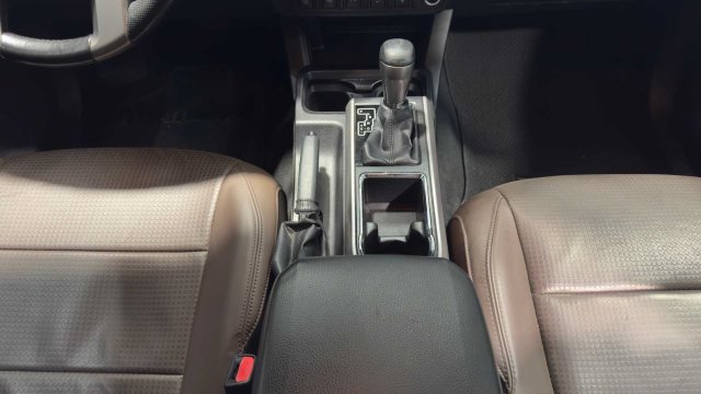 Used 2016 Toyota Tacoma Limited w/ Towing Package RWD image 19