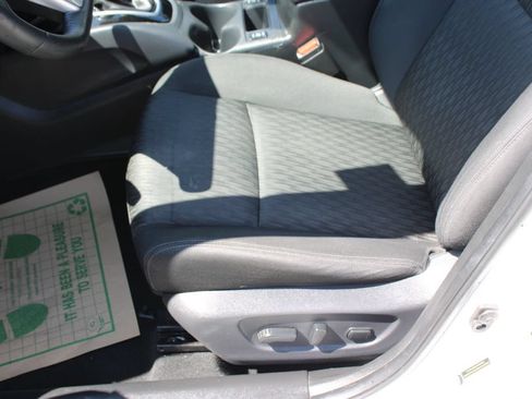 Used 2019 Nissan Rogue SV FWD image 16