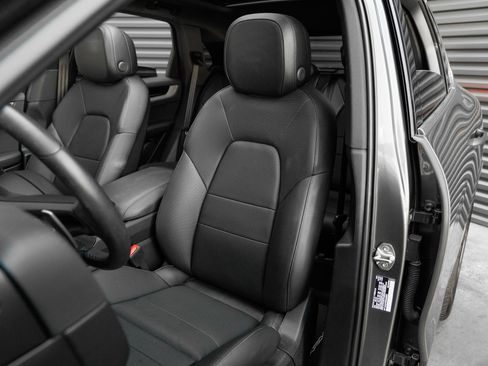 Certified 2025 Porsche Cayenne AWD/4WD image 5