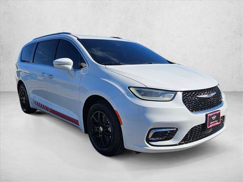 Used 2021 Chrysler Pacifica Touring-L FWD image 3