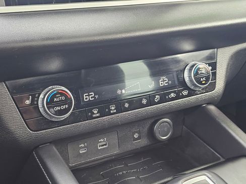 Used 2023 Mitsubishi Outlander SE image 25