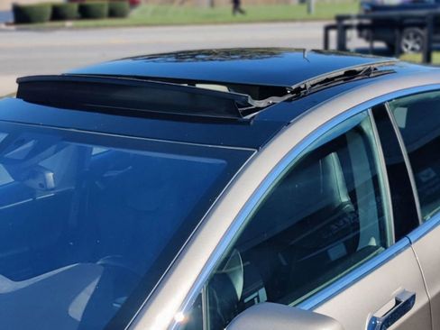 Used 2015 Tesla Model S 85D image 10