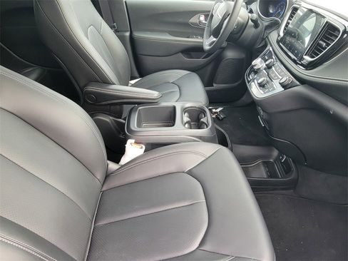 New 2025 Chrysler Pacifica Select w/ Fav Edition Package image 13