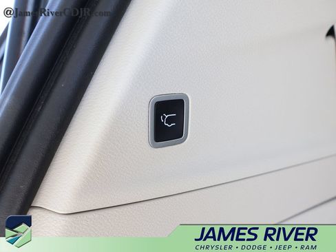 Used 2022 Chrysler Pacifica Limited FWD image 15