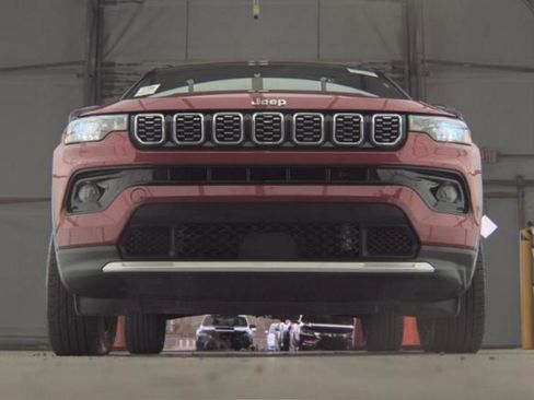 Used 2025 Jeep Compass Limited image 3