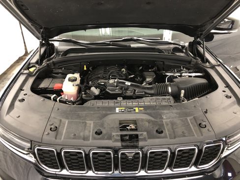 Certified 2024 Jeep Grand Cherokee L Limited w/ Luxury Tech Group II AWD/4WD image 8