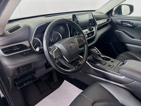 Used 2020 Toyota Highlander XLE AWD/4WD image 11