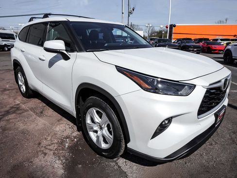 Used 2022 Toyota Highlander LE AWD/4WD image 3