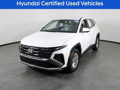 Certified 2025 Hyundai Tucson SE image 2