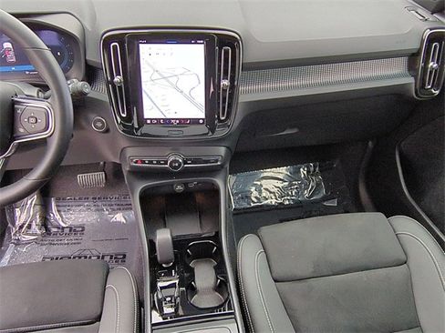 Used 2025 Volvo XC40 B5 Plus image 15