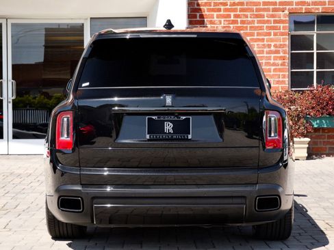 Used 2022 Rolls-Royce Cullinan Black Badge w/ Dark Exterior Package image 21