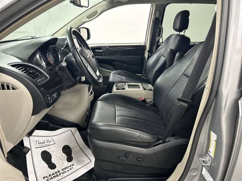 Used 2014 Chrysler Town & Country Touring FWD image 9