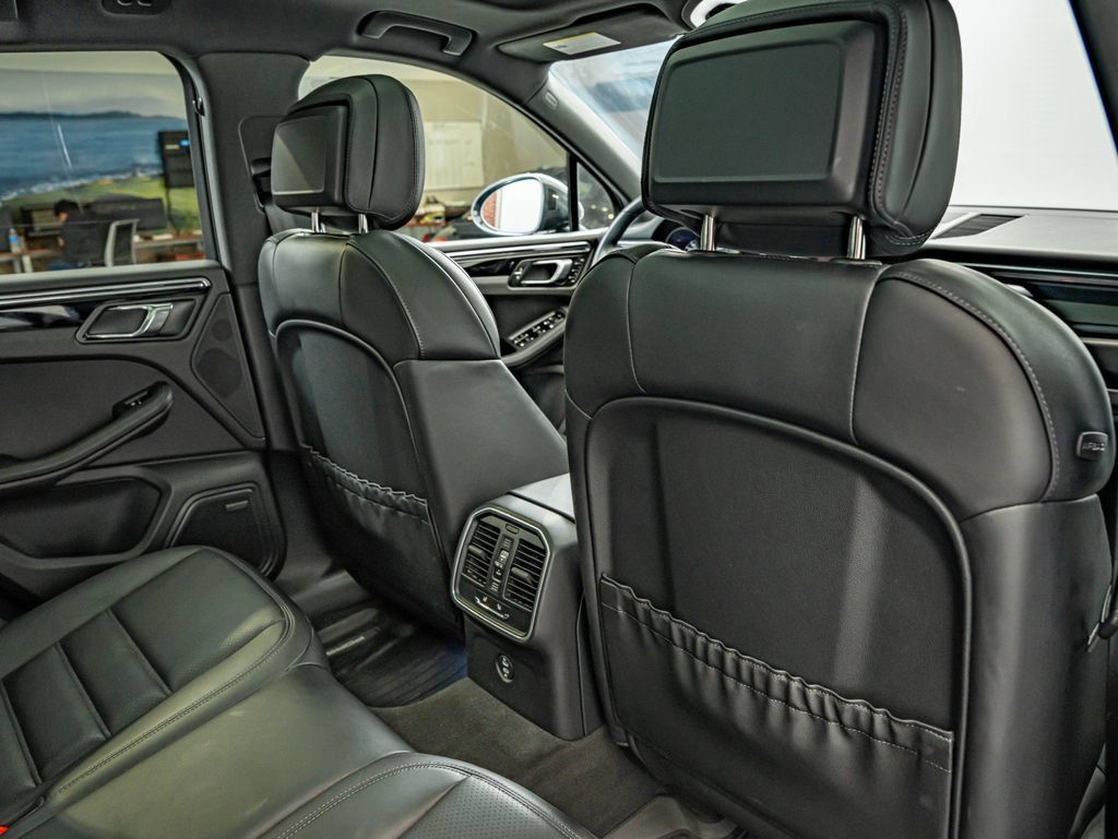 Certified 2026 Porsche Macan AWD/4WD image 43