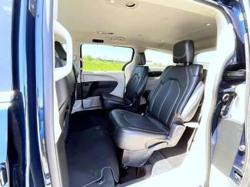 Used 2023 Chrysler Pacifica Touring-L AWD/4WD image 19