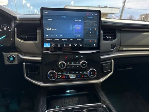 Used 2022 Ford Expedition XLT image 19