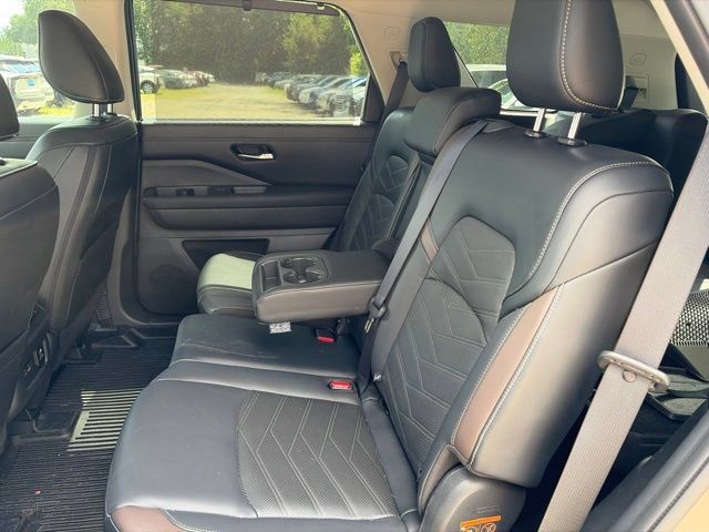 Used 2023 Nissan Pathfinder Platinum w/ Black Appearance Package AWD/4WD image 25