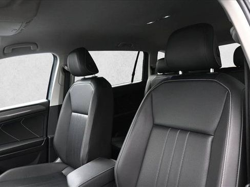 Used 2022 Volkswagen Tiguan SE FWD image 9