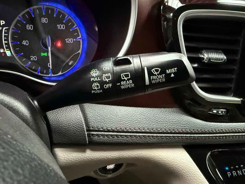 Used 2018 Chrysler Pacifica Limited w/ Tire & Wheel Group FWD image 17